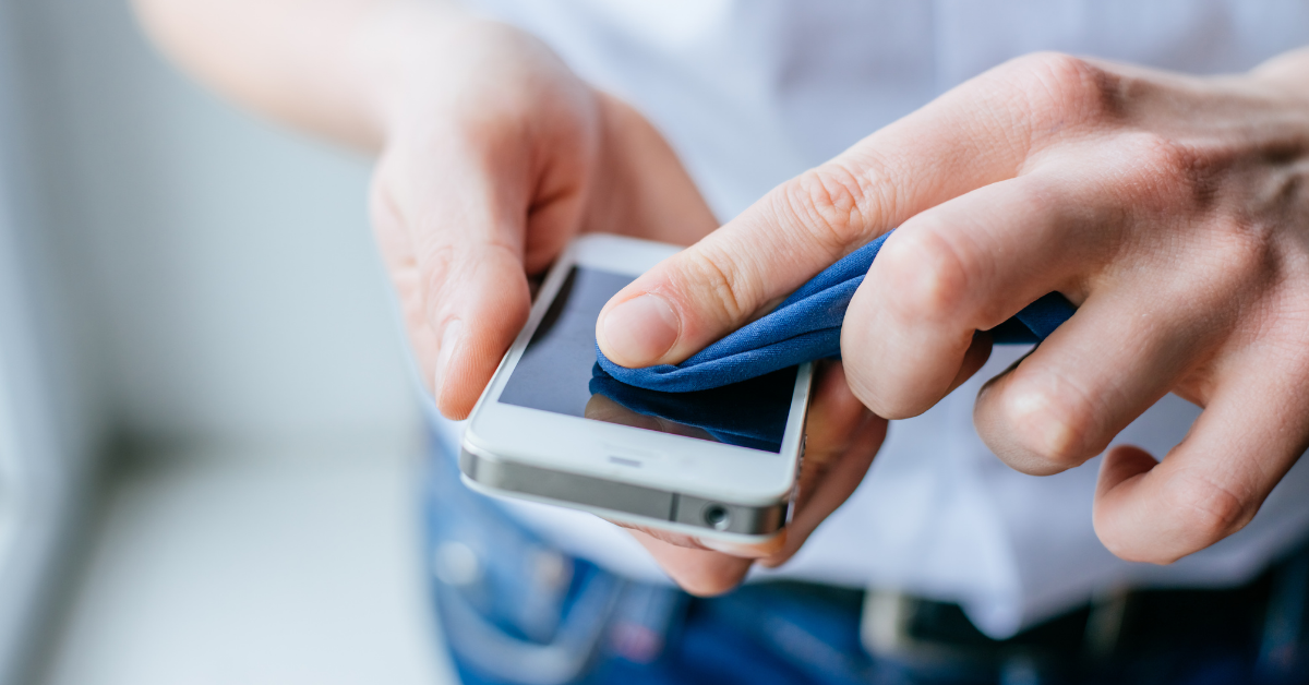 Only your hands or your smartphone too? What you should sanitize